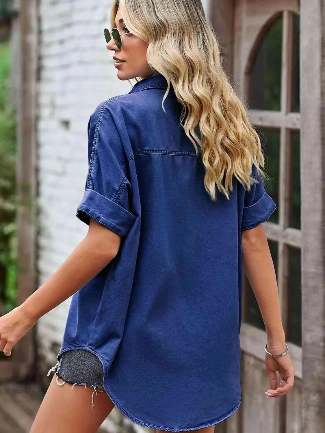 Chic Longline Denim Jacket with Classic Collar and Practical Pockets