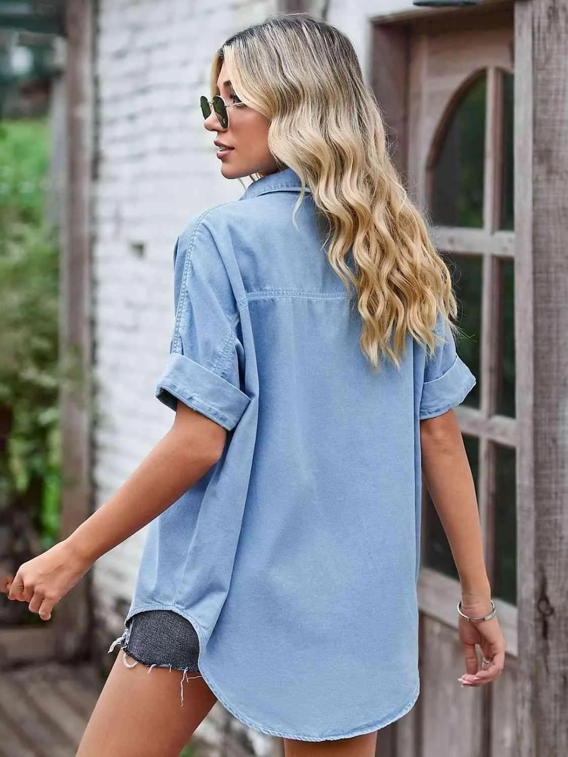 Chic Longline Denim Jacket with Classic Collar and Practical Pockets